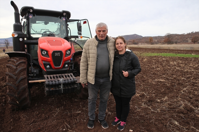 <p>Mehmet Güleç, AA muhabirine, ilçedeki tarlaların yıllardır boş durduğunu söyledi.</p>
