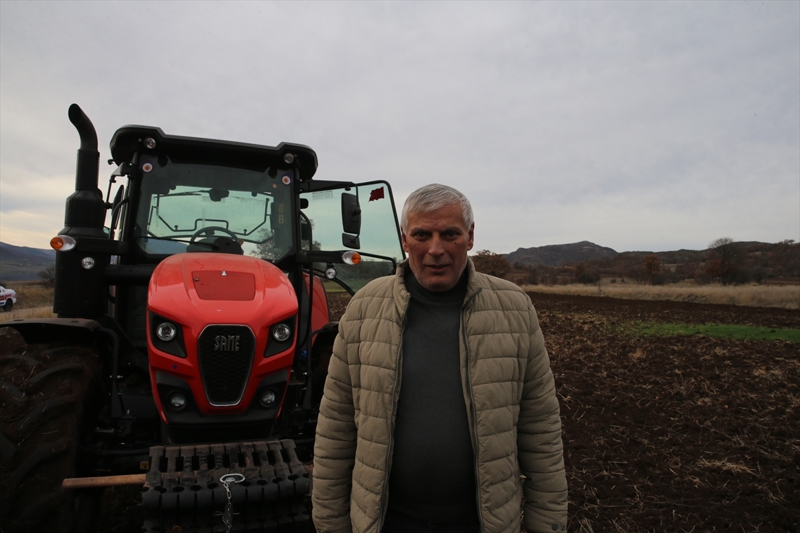 <p>Kendisine ait atıl durumdaki 100 dönüm araziyi tarıma kazandırmaya karar veren Güleç, 400 dönüm de arazi kiraladı. Bir süre sonra 4 bin 500 dönüm daha arazi kiralayan Güleç, tarlalara buğday ve arpa ekimi gerçekleştirdi.</p>
