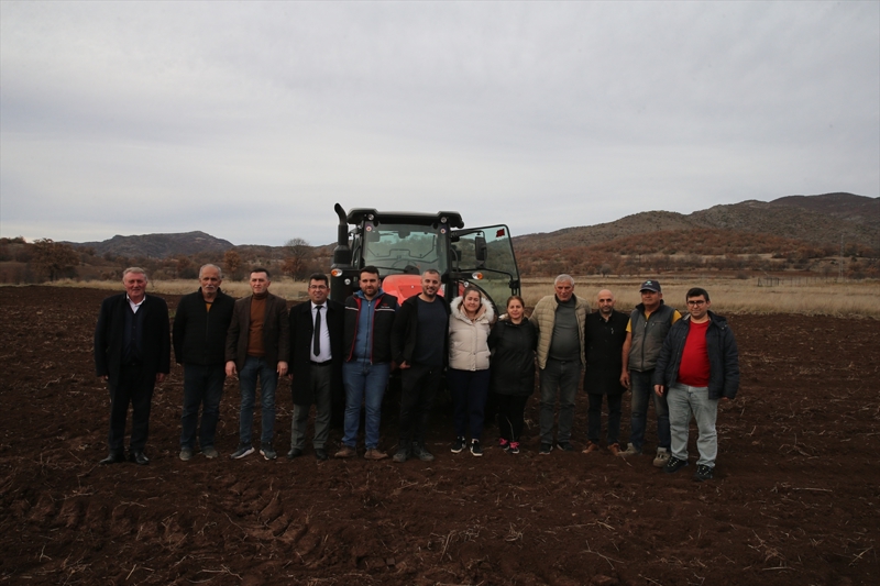 <p>Almus Kaymakamı Emre Çömen de Mehmet Güleç'in İstanbul'da geri dönüşüm işini bırakarak ilçelerine büyük yatırım yaptığını vurgulayarak, '30 milyon liralık iş makinesi aldı ekim biçim için. Mehmet Bey 4 bin dönüme buğday, 1000 dönüme de yem bitkilerini ekiyor.' diye konuştu.</p>