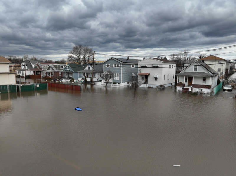 <p>B�lgede nehir sular�nda per�embeye kadar 3 metre art�� ya�anabilece�i ifade ediliyor.</p>