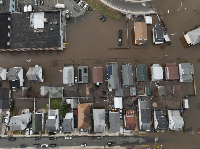 <p>Eyaletin en kalabal�k �ehirlerinden Paterson'da, ara�lar�nda mahsur kalan 10 ki�i kurtar�ld�.</p>