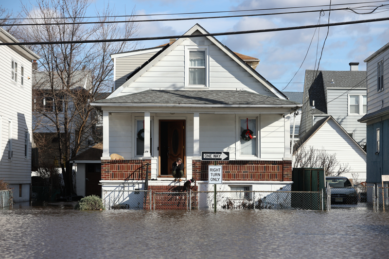 <p>New Jersey Valisi Murphy, baz� b�lgeler i�in beklenen su bask�nlar� nedeniyle eyalet genelinde ola�an�st� hal ilan etmi�ti.</p>