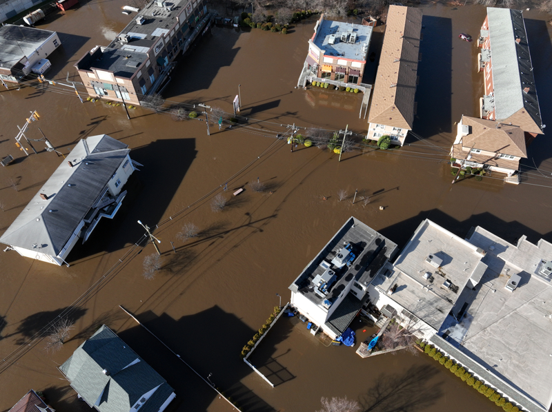 <p>D�n ABD'nin do�u b�lgesini etkisi alt�na alan �iddetli f�rt�na, ya�mur ve su bask�nlar�na kar�� ilgili kurumlar, 40 milyondan fazla ki�i i�in g�n boyunca uyar�lar yapm��t�.</p>