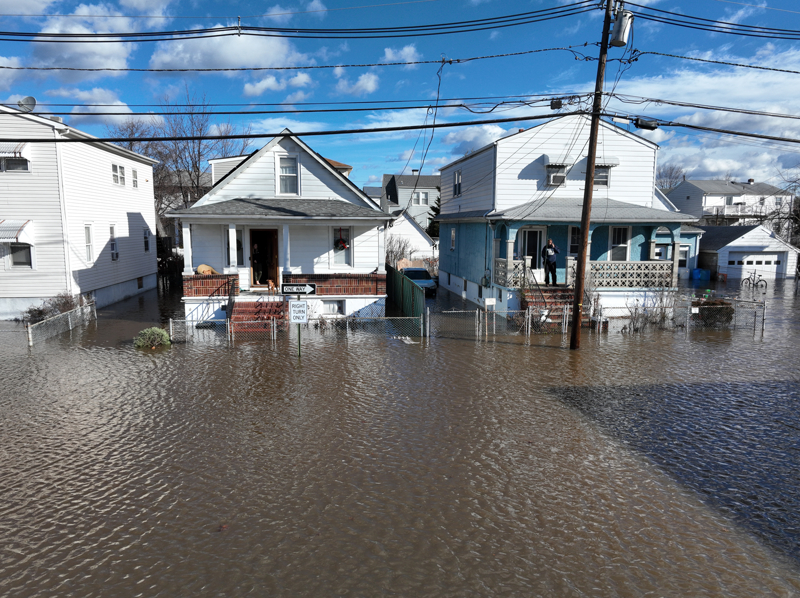 <p>New York ile New Jersey'i ay�ran Hudson Nehri'nde su seviyesinin y�kseldi�i ve Hoboken ile Edgewater gibi b�lgelerdeki baz� tren istasyonlar� ve otoparklar�n sular alt�nda kald��� g�r�ld�.</p>