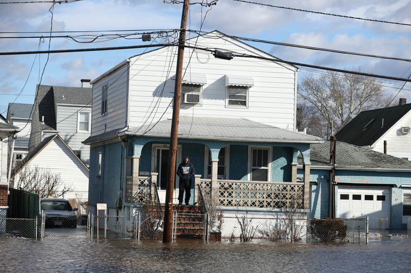 <p>F�rt�nadan etkilenen New York'taki La Guardia Havaliman�'nda da 46 u�u� iptal edildi.</p>