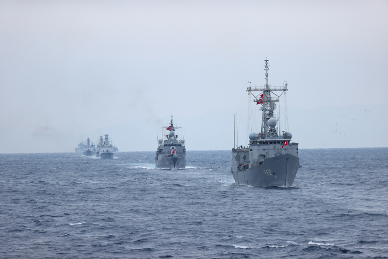 <p>Tatbikatın Doğu Akdeniz'i kapsayan kısmına katılan fırkateynler, hücumbotlar, denizaltılar, yardımcı sınıf gemiler, mayın gemileri, karakol gemileri Aksaz Limanı'ndan sabah erken saatlerinde hareket etti.</p>