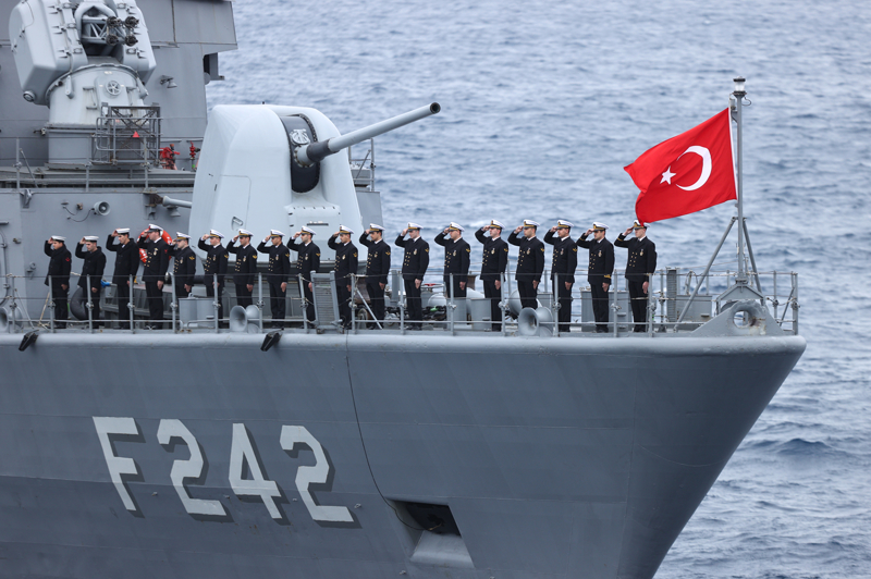 <p>İlk faaliyet olarak mayın karşı tedbirleri harekatı kapsamında TCG Akçay mayın avlama gemisi ve helikopterlerde bulunan su altı savunma timi, yüksek değerli birliğin mayın tehdidine karşı korunması senaryosuna istinaden taktik pençe harekatını gerçekleştirdi.</p>