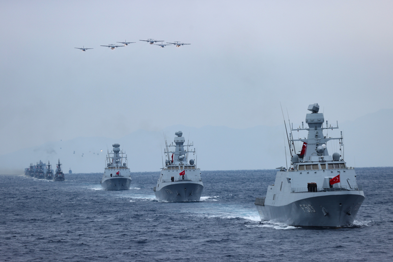 <p>İlk safhada amfibi harekata tehdit teşkil eden hedefler taarruz helikopterleri ve su altı taarruz botu tarafından yapılacak havadan ve denizden atışlar ile etkisiz hale getirildi.</p>