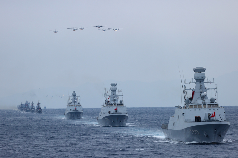 <p>Havadan sızma harekatı kapsamında su altı taarruz timi hedef adaya paraşütle iniş yaparken, ilk giriş harekatın ikinci safhasında ise amfibi hücum timleri ve amfibi deniz piyadeleri havadan ve denizden çıkarma plajına intikal ederek hedef ada sualtı taarruz komandoları ile koordineli olarak ele geçirildi.</p>