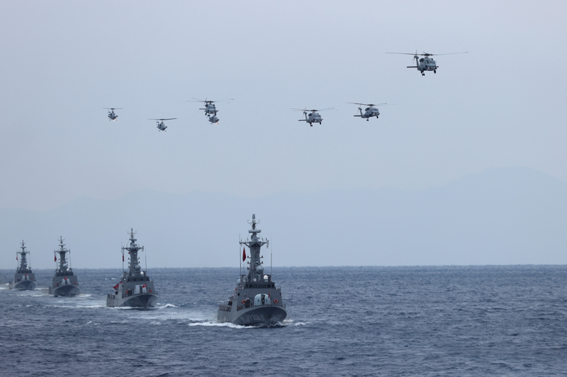 <p>Tatbikat kapsamında TCG Salihreis ve ada sınıfı korvetler arasında yakın manevralar icra edilerek denizde malzeme transferi yapıldı.</p>