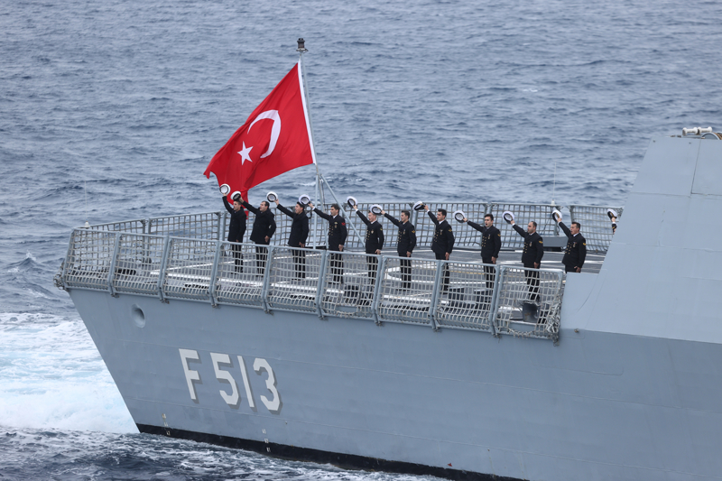 <p>Amfibi harekatın ardından denizaltı savunma harbi kapsamında DSH helikopterleri ile sonar daldırması yapılarak elde edilen temasın güvenlik seviyesi deniz karakol uçağından atılan sonoboy ve aksungur siha tarafından yapılan veri aktarımıyla yükseltildi.</p>