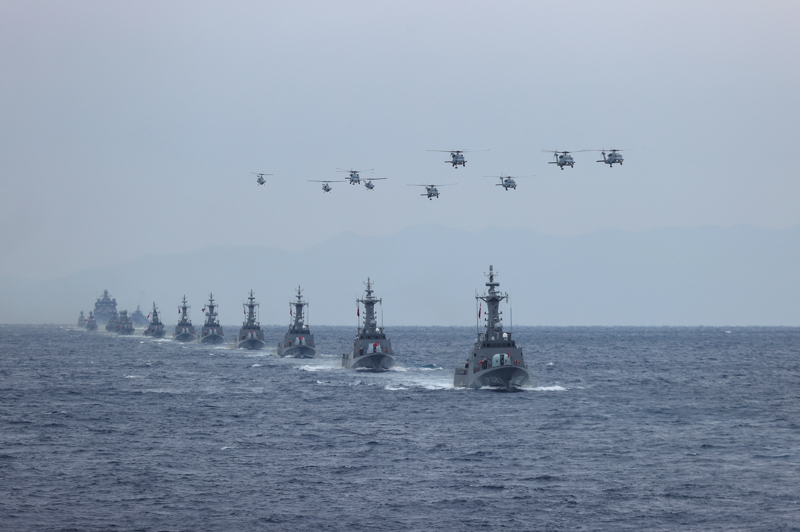 <p>Denizaltı savunma harbi senaryosu satha gelmeye zorlanan denizaltıyı tanziren TCG Doğanay denizaltısının TCG Salihreis'in sancak bordası istikametinde satıh yapması ile tamamlandı.</p>