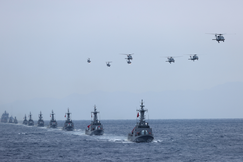 <p>Tatbikat kapsamında SH-70 Seahawk helikopteri tarafından havadan satha temren güdümlü mermi atışı yapılırken, bir sonraki aşamada ise bahse konu hedef geminin imha edilmesi maksadıyla 4 hücumbot tarafından eş zamanlı su üstü atış gerçekleştirildi.</p>