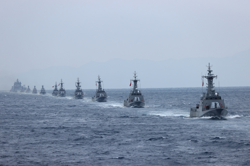 <p>Tatbikatı, TCG Salihreis Fırkateyni'nden Donanma Komutanı Koramiral Kadir Yıldız, Deniz Kuvvetleri Harekat Başkanı Tümamiral Mehmet Baybars Küçükatay, Harp Filosu Komutanı Tümamiral Hüseyin Tığlı, SAT Komutanı Tuğamiral Ercan Kireçtepe, Amfibi Görev Grup Komutanı Tuğamiral İbrahim Özdoğan, Deniz Hava Komutanı Tuğamiral Savaş Eser, Denizaltı Filosu Komutanı Tuğamiral Timur Yılmaz, Donanma Harekat Başkanı Tuğamiral Kaan Türkkan ile 24 ülkeden 28 ataşe de takip etti.</p>