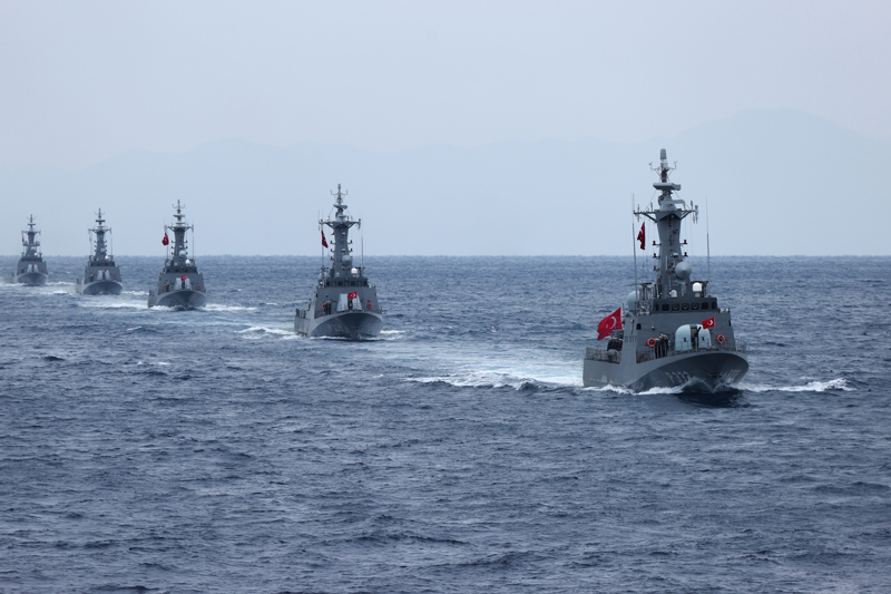 <p>Tatbikatta, hava savunma atışları, kara bombardımanı atışları, deniz hava vasıtalarından güdümlü mermi atışları (TEMREN, MAM-L) gerçekleştirildi.</p>