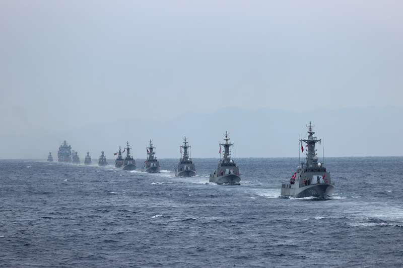 <p>Tatbikatın basın safhası 30 gemi, 4 denizaltı ve 15 hava aracının denizdeki resmi geçit töreni ile tamamlandı.</p>