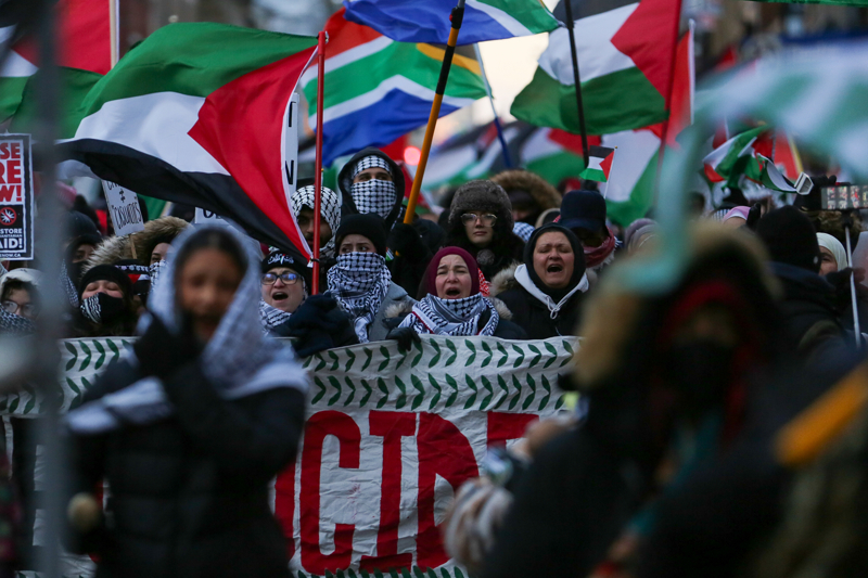 <p>İsrail'in Gazze'ye yönelik saldırılarını protesto eden göstericiler, ellerinde pankart ve Filistin bayrakları taşıdı.</p>