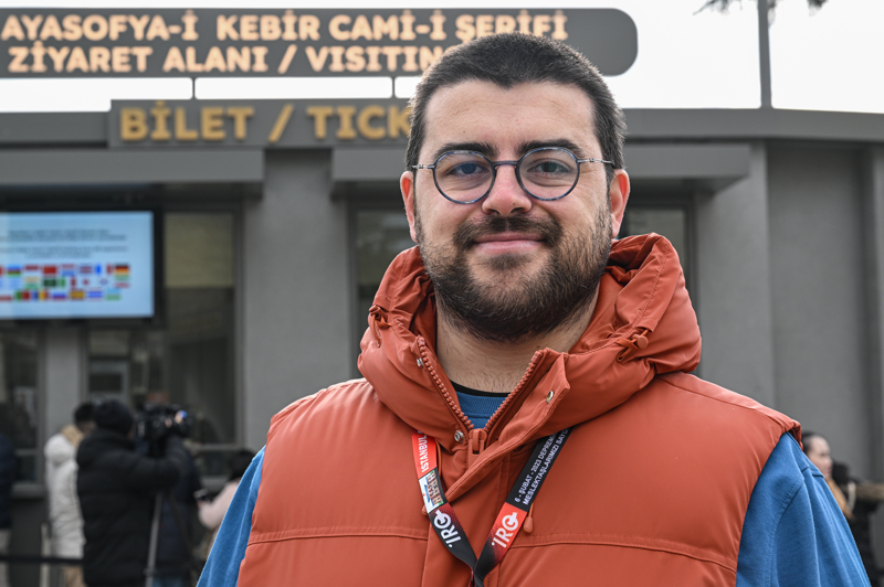 <p>Yeni uygulama ile camiye ibadet i�in gelenlerle turistik ama�l� ziyaret ger�ekle�tirenlerin ayr�lmas� ve giri�lerde olu�an yo�unluklar�n �nlenmesi, ibadet ortam� bozulmadan turistlerin ziyaretlerini ger�ekle�tirebilmeleri ama�lan�yor.</p>