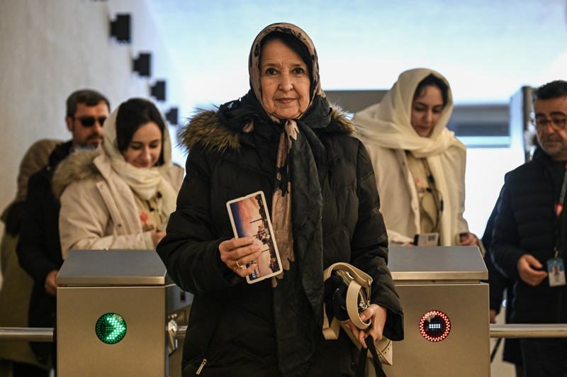 <p>Yeni ba�lanan uygulaman�n ilk g�n�n� AA muhabirine de�erlendiren �stanbul Rehberler Odas� Y�netim Kurulu �yesi Do�ancan I��k, '�ncelikle hay�rl� olsun hepimiz i�in. �lk g�n�n getirdi�i tabii ki ufak bir karma�a var ama hem biz rehberler olarak hem de gi�edeki arkada�lar�n anlay��l� ve h�zl� ��z�m odakl� davran��lar� sayesinde ufak tefek sorunlar� hallettik. Umar�m en k�sa zamanda da sorunsuz bir �ekilde giri�ler ilerleyecektir.' diye konu�tu.</p>