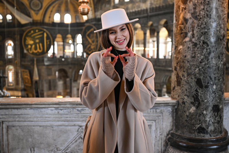 <p>I��k, yeni uygulamaya ili�kin �u bilgileri verdi:</p><p>'A��lan ziyaret alan� �zellikle yabanc� turistlerin ayr� bir alanda kalmas� ve namaz saatinde �zellikle g�r�lt�y� engellemek i�in yap�ld�. Uygulama konusunda ger�ekten ba�ar�l�. Yabanc� turistler �u an belirli olan �creti (25 avro) �deyip bu alan� ziyaret edebiliyorlar. T�rk misafirler namaz saatlerinde ana b�l�me �cretsiz girebiliyorlar, gezebiliyorlar ve namazlar�n� k�labiliyorlar. Namaz saati d���nda yeni a��lan �st kattaki ziyaret alan�n� gezmek isterlerse, onlar da yabanc�lar gibi ayn� �creti �deyip ziyaret edebiliyorlar.'</p>