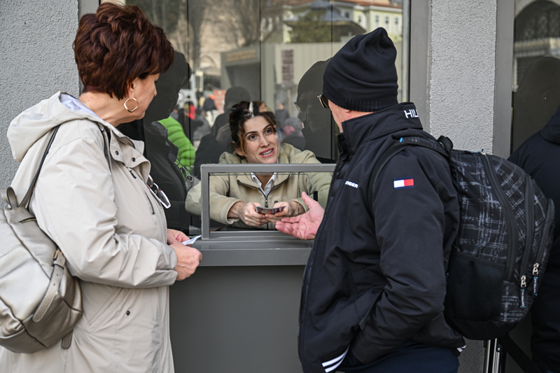 <p>Daha �nce namaz saatlerinde rehberli gruplar�n camiyi gezmesinin yasak oldu�unu belirten I��k, art�k ziyaret alan�n�n ayr�ld��� �st galeride turistik ziyaretlerin yap�labilece�ini kaydetti.</p>