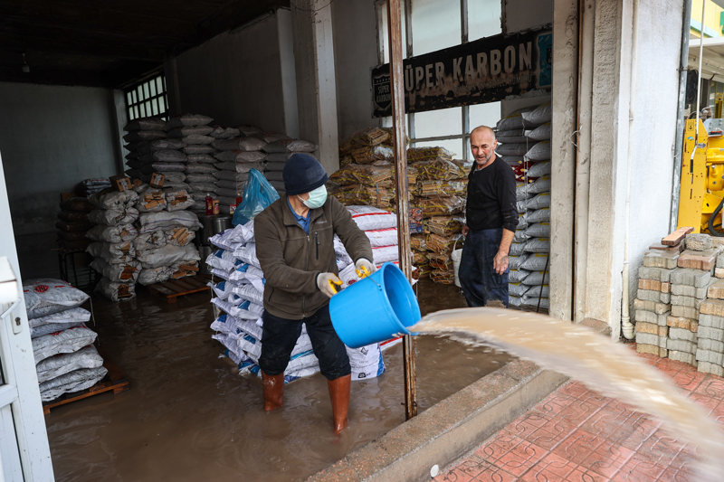 <p>Taşkın sonrası itfaiye ve İZSU ekipleri, su tahliyesi için çalışma başlattı.</p>