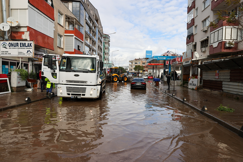 <p>Derenin çevresindeki sokaklarda yükselen su nedeniyle İsmet Paşa Mahallesi'nde bazı araçlar mahsur kaldı, çok sayıda ev ve iş yerini su bastı.</p>