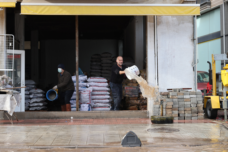 <p>İlçe merkezindeki birçok sokakta suların yükselmesi nedeniyle yollar trafiğe kapatıldı.</p>