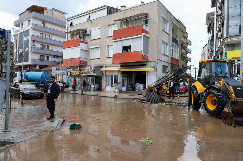 <p>Bergama'da da Kozak yolu üzerindeki İncecikler Deresi'nin taşması sonucu sosyal tesisler su altında kaldı.</p>