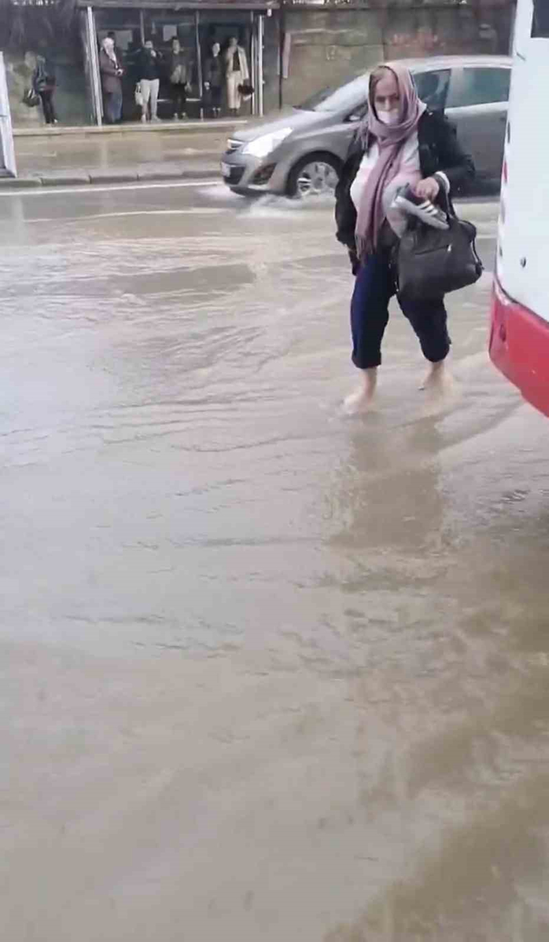 <p>Özellikle Şehit Sami Akbulut Caddesi'nde sağanak sonrası biriken sular hem vatandaşlara, hem araç sürücülerine hem de esnafa zor anlar yaşattı.</p>