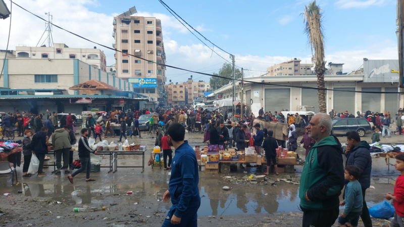 <p>İlaç ve yardımların, Gazze Şeridi'ne nakledilmek üzere yarın, Katar Silahlı Kuvvetlerine ait iki uçakla Mısır'ın El-Ariş kentine gönderileceğini aktaran Ensari, Katar'ın Gazze Şeridi'ndeki savaşı sona erdirme noktasında bölgesel ve uluslararası ortaklarla çabalarını sürdüreceğini vurguladı.</p>