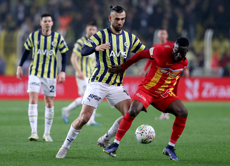 <p>Bu sezon Fatih Karagümrük formasıyla 20 resmi maçta forma giyen 32 yaşındaki Serdar Dursun, 5 gollük katkı sağladı.</p>