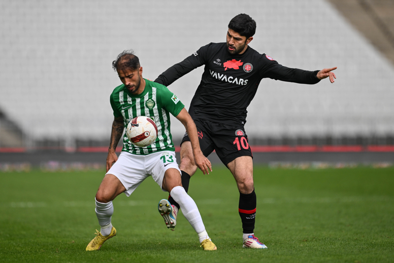 <p>Bu sezon Karagümrük formasıyla 16 resmi maçta forma giyen 25 yaşındaki Güven Yalçın, 4 gol attı ve 4 asiste imza attı.</p>