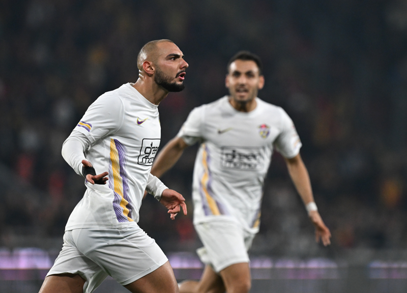 <p>Bu sezon Eyüpspor formasıyla 19 resmi maçta görev alan 23 yaşındaki Ahmed Kutucu, 12 gol attı ve 4 asist yaptı.<br></p>