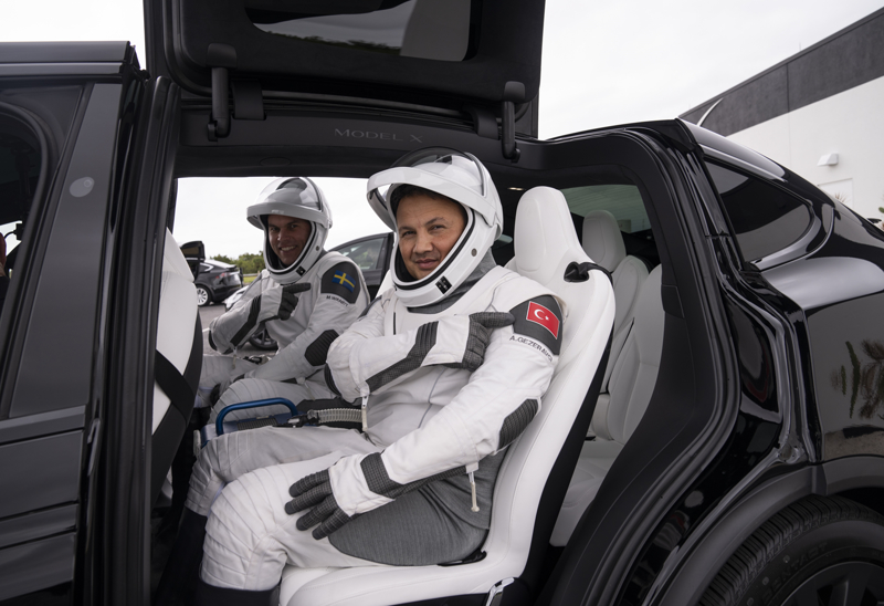 <p>SpaceX firmasına ait Dragon kapsülünü Uluslararası Uzay İstasyonu'na (ISS) taşıyacak olan Falcon 9 roketi, canlı yayınlanan geri sayımın ardından ABD yerel saatiyle 16.49'da (TSİ 00.49) planlandığı gibi fırlatıldı.</p>