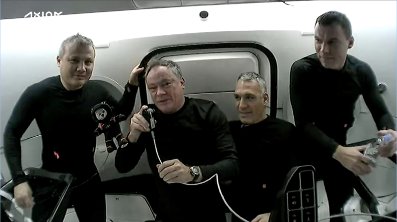 <p>ABD'nin Florida eyaletinde bulunan Kennedy Uzay Merkezi'ndeki Fırlatma Kompleksi 39A'dan gerçekleştirilen fırlatma işlemiyle Ax-3 misyonunun üyesi olan Gezeravcı'nın uzay yolculuğu başladı.</p>