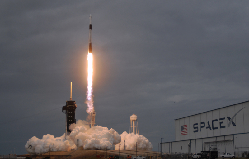 <p>Uzunluğu 70 metre, çapı 3,7 metre ve yaklaşık 550 ton ağırlığındaki Falcon 9 roketi, alçak Dünya yörüngesinde 22 bin, durağan aktarım yörüngesinde 8 bin 300 ve Mars'ta 4 bin kilogram yük taşıma kapasitesine sahip.</p><a data-link='1' href='#0'><p></p><p></p></a>