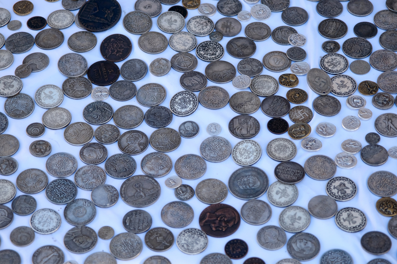 <p>Evdeki aramalarda, Roma, Anadolu, Osmanlı ve Pers dönemlerine ait 6 bin 41 sikke, mühür yüzük, madeni para, broş, hayvan biçimli kap, kandil, demir mühür, hokka, yüzük, bileklik, rozet, dirhem, kapı tokmağı, mıh, Osmanlı ve Cumhuriyet dönemine ait kitap, heykel gibi tarihi eser niteliğinde 8 bin 568 obje bulundu.</p>