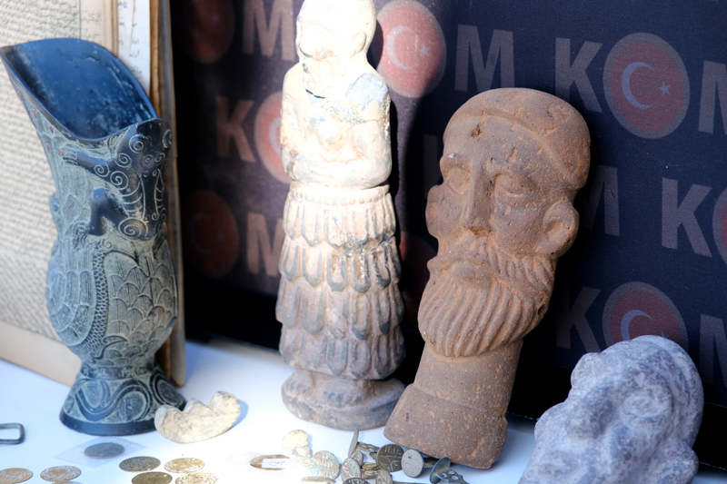 <p>Ayrıca 2 av tüfeği ile uzun namlulu silaha ait çok sayıda mermi ele geçirildi.</p>