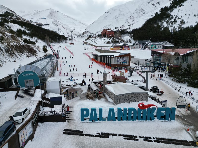 <p>Yarıyıl tatilini Palandöken'de geçirmek isteyen aileler çocuklarıyla kızağa bindi, yerli ve yabancı turistler kayak ile snowboard yaparak eğlenceli vakit geçirdi.</p>