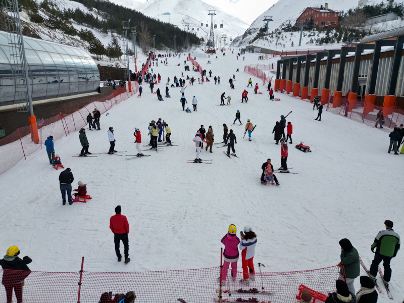 <p>İl Jandarma Komutanlığı bünyesindeki Jandarma Arama Kurtarma (JAK) timleri, yaşanabilecek olumsuzluklara karşı kayak merkezinde hazır bekledi.</p>