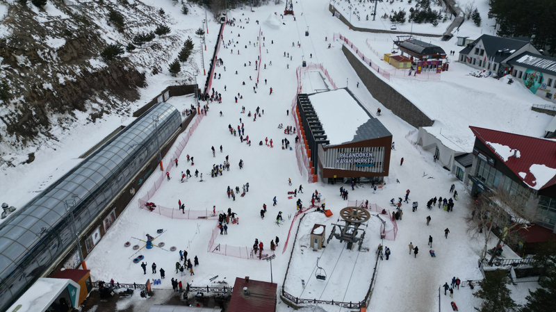 <p>Kayakseverlerden Arif Öztürk, AA muhabirine, yarıyıl tatilinde Palandöken'e geldiğini belirterek, 'Buradaki kar kalınlığı iyi durumda, çok güzel pistleri bulunuyor. Yarıyıl tatilinden dolayı yoğunluk da yaşanıyor gelmek isteyenlere burayı önerebilirim.' ifadelerini kullandı.</p>