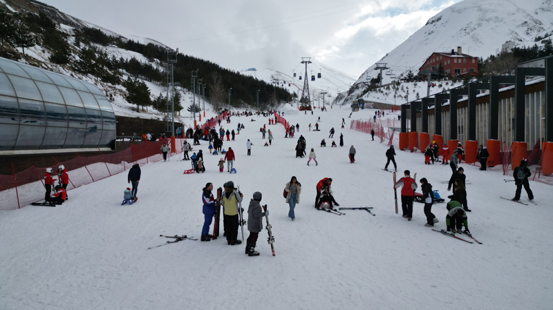 <p>Marmaris'ten gelen Metehan Açar da 'Tatil nedeniyle kayak için Erzurum'a geldim. Buradaki kar kalitesi, kalınlığı ve otelleri diğer yerlere göre daha iyi.' diye konuştu.</p>
