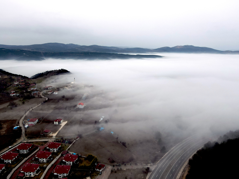 <p>Sis bulutuyla bütünleşen manzara, dronla görüntülendi.</p>