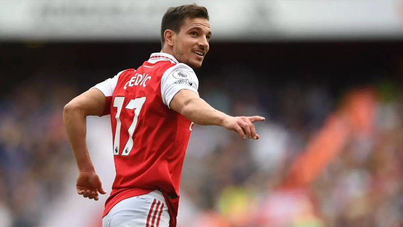 <p><b>SOARES'E 1 M�LYON EURO</b></p><p>Sa� bek transferinde Kara Kartal, Arsenal'den Cedric Soares'e kancay� takm��t�. 32 ya��ndaki futbolcu i�in yap�lan temaslarda oyuncuyu bedelsiz olarak kadrosuna katmay� planlayan Kartal'a, Arsenal Sportif Direkt�r Edu Gaspar'dan olumsuz yan�t gelmi�ti.</p>