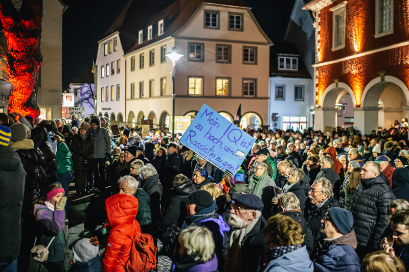 <p>Havann kararmasyla beraber protestocular, telefonlarnn klarn aarak sloganlar att.</p>