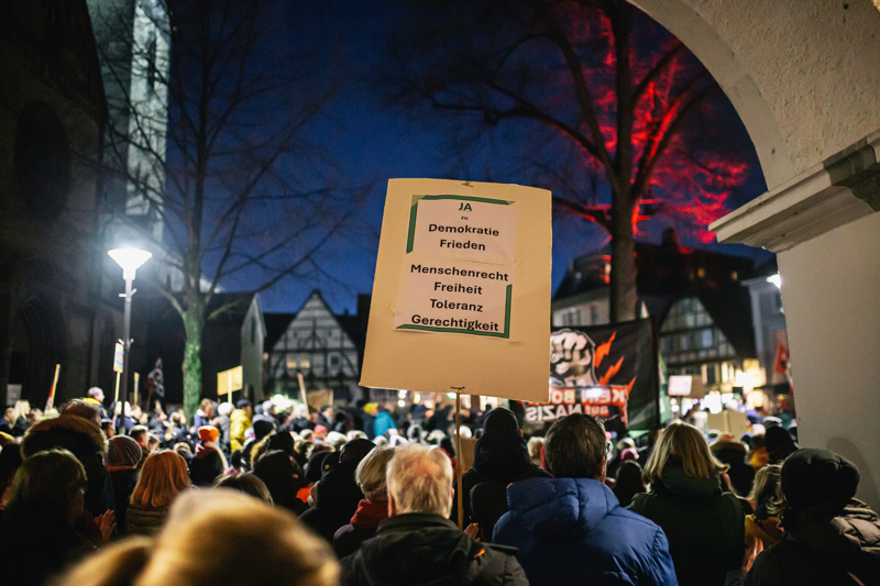 <p>Ellerinde pankartlar tayan protestocular, milyonlarca yabancnn lkeden srlme plann, slam kartln, ar sac poplist Almanya iin Alternatif (AfD) Partisini protesto etti.</p>