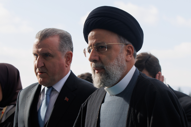 <p>Reisi ve beraberindeki heyeti Ankara'ya getiren uak, saat 13.54'te Esenboa Havaliman'na indi.</p>