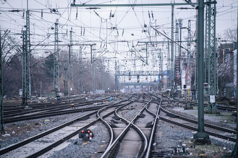 <p>Bunun yanında, Alman Demiryolları şu ana kadar vardiyalı çalışanlara çalışma saatlerinde bir saatlik bir azaltma öngören isteğe bağlı bir model önerdi.</p><p>Alman Demiryolları, geçen yıl da makinistler dışında yaklaşık 180 bin demir yolu personelini temsil eden Demiryolu Çalışanları Sendikası (EVG) ile ücret konusunda devam eden anlaşmazlık nedeniyle sorunlar yaşamış, Ağustos 2023'te anlaşmaya varmıştı.</p>