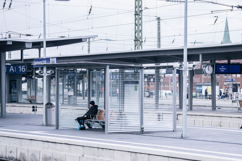 <p class='MsoNormal'> <span >Almanya sanayi üretiminde düşüş gibi zayıf makroekonomik veriler, alışılmışın dışında yüksek enflasyon, artan faiz oranları, koalisyon hükümetine yönelik eleştiriler ve aşırı sağcı, popülist Almanya için Alternatif (AfD) Partisinin yükselişi ile karşı karşıya kalırken, ülke çapındaki uzun demir yolu grevinin ekonomik sorunları artıracağına işaret ediliyor.</span></p><p>Alman Ekonomi Enstitüsü (IWKöln) ise demir yolu grevinin ekonomik üretimde günde yaklaşık 100 milyon avroluk kayba yol açacağını duyurdu.</p>